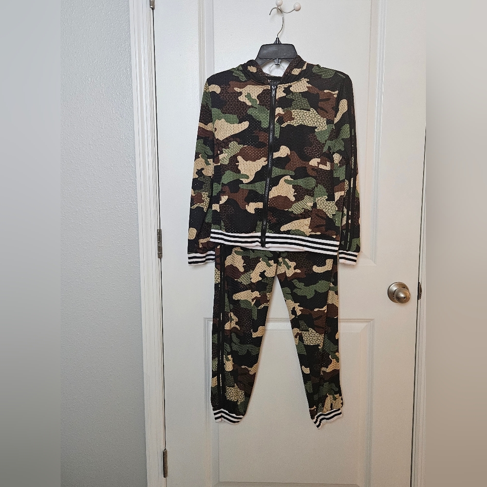 FashionNova Camo tracksuit size L